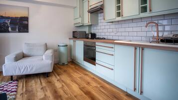 Apartment (2 Bedrooms) | Private kitchen | Microwave, oven, stovetop, electric kettle