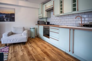 Appartement (2 Bedrooms) | Cuisine privée | Micro-ondes, four, plaque de cuisson, bouilloire électrique