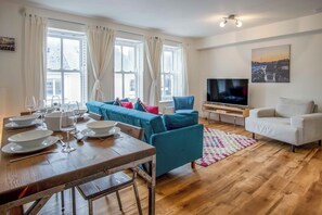 Appartement (2 Bedrooms) | Coin séjour | Télévision de 32 pouces avec chaßnes par cùble
