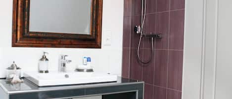 Basic Double Room, Garden View | Bathroom