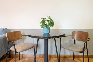 Dining - Discover the charm of Barceloneta in our cozy one-bedroom apartment, perfect for monthly stays. Ideal for professionals and couples, this space combines comfort and functionality with the unique appeal of being just steps away from the beach. (Barcelona)