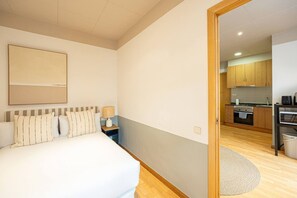 Iron/ironing board, free WiFi - Discover the charm of Barceloneta in our cozy one-bedroom apartment, perfect for monthly stays. Ideal for professionals and couples, this space combines comfort and functionality with the unique appeal of being just steps away from the beach. (Barcelona)