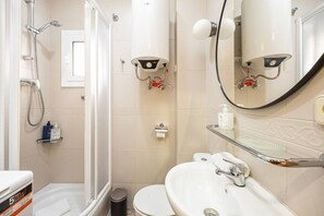 Hair dryer, towels, shampoo - Discover the charm of Barceloneta in our cozy one-bedroom apartment, perfect for monthly stays. Ideal for professionals and couples, this space combines comfort and functionality with the unique appeal of being just steps away from the beach. (Barcelona)