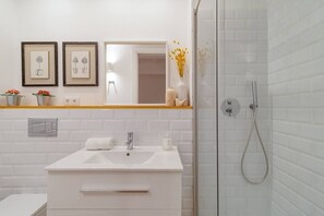 Sèche-cheveux, serviettes fournies, savon, shampoing