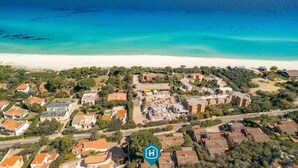 På stranden