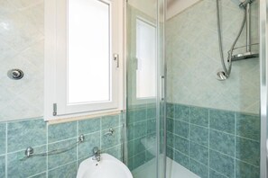Shower, hair dryer, bidet, towels - Casa Mariano in Costa Rei, Sea View 🌊, 3 min from the beach. (Costa Rei)
