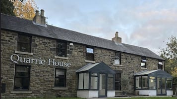 Vista frontal de la propiedad