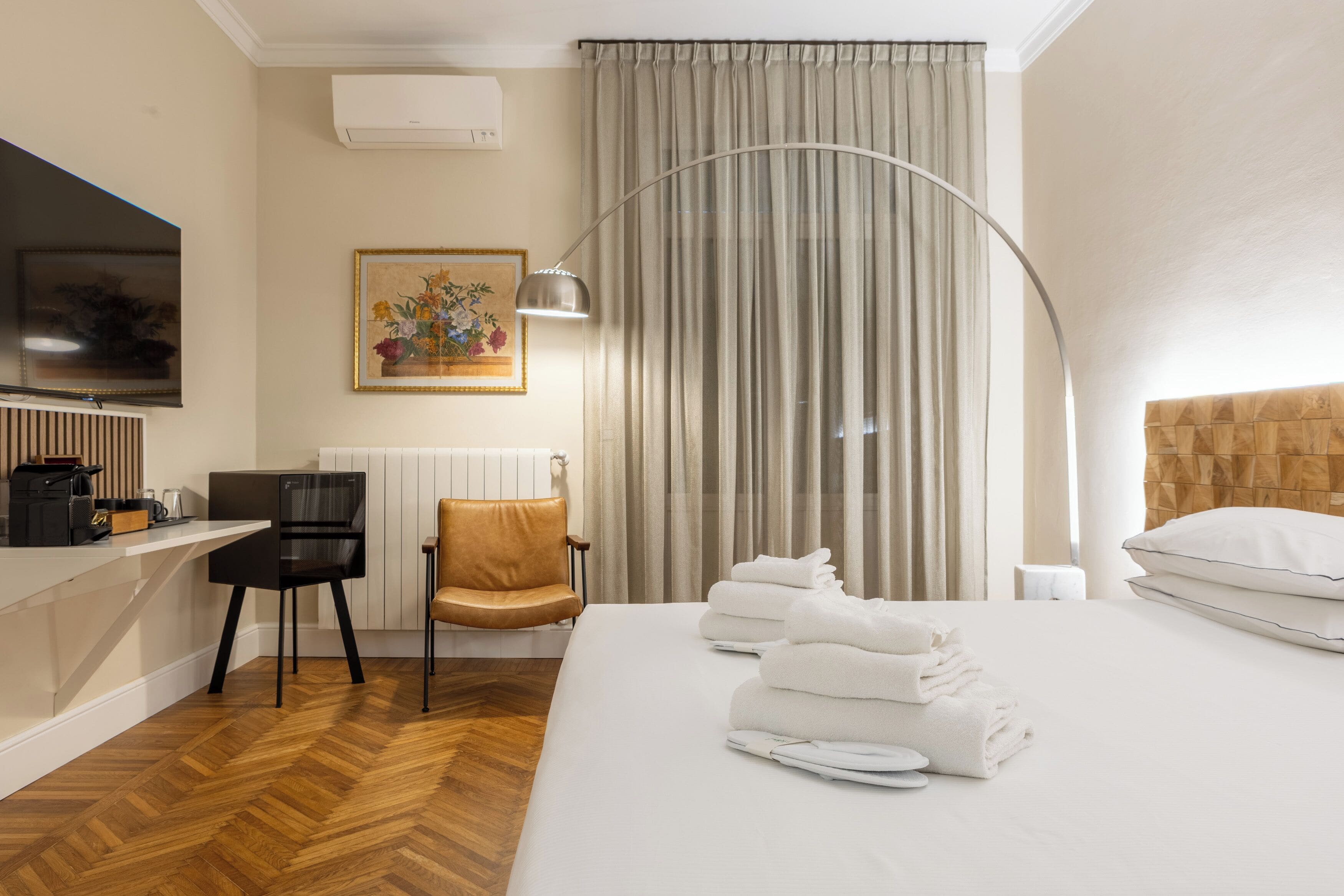 Suite Jacuzzi Sauna Terrace | Minibar, in-room safe, iron/ironing board, free WiFi