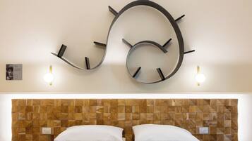 Ein modernes Hotelzimmer mit einer einzigartigen, gebogenen Wanduhr, einem Holz-Kopfteil und zwei Nachttischen.