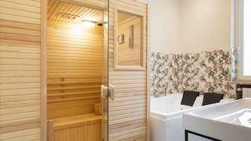 Suite Jacuzzi Sauna Terrace | Kamar mandi | Perlengkapan mandi gratis, pengering rambut, sandal, dan kloset