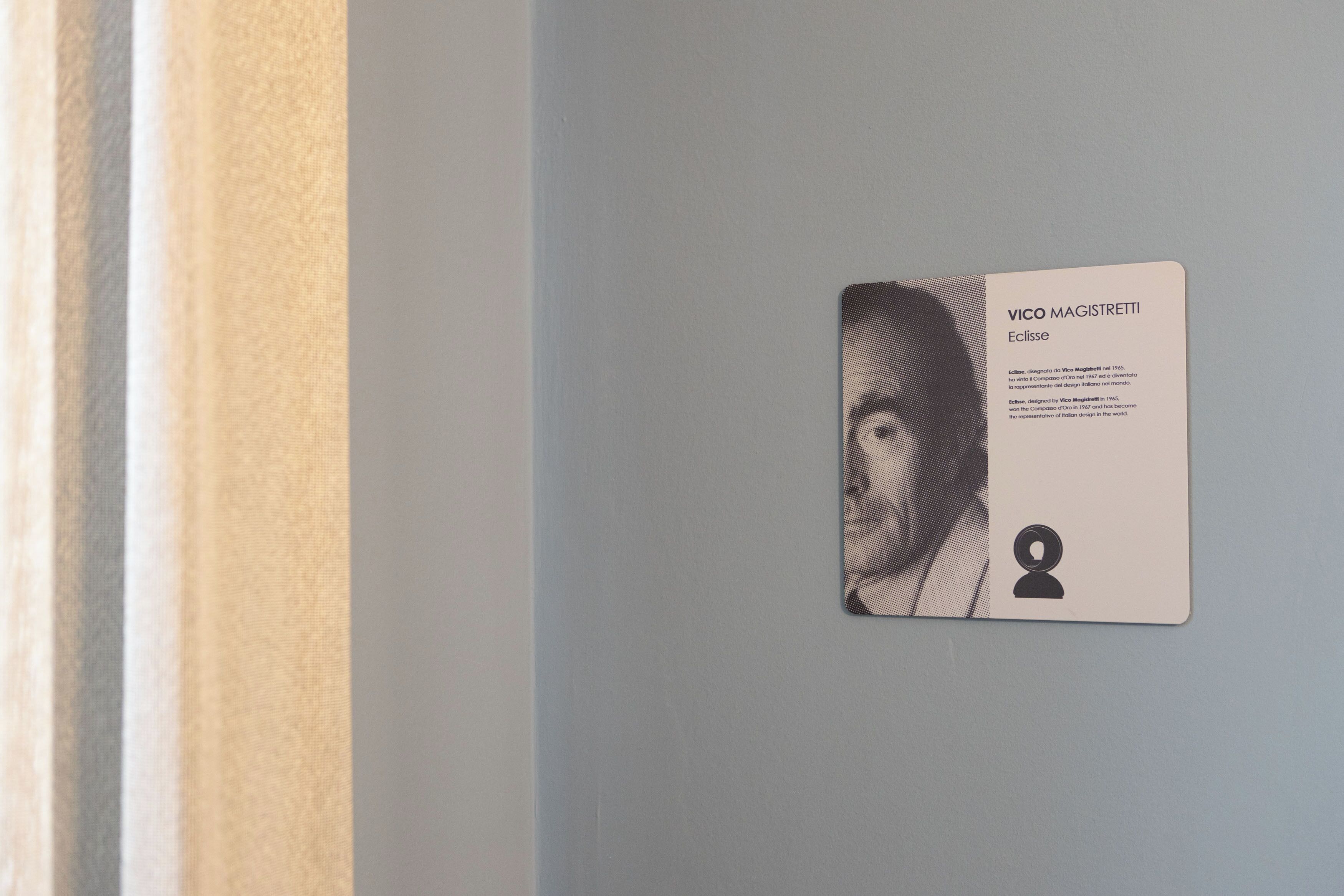 Une carte représentant un texte et une image partielle d’une personne sur un mur.