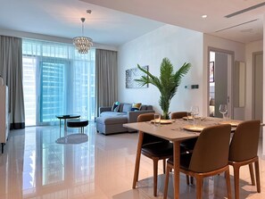 Living area - Vibrant 1BR Apartment Marina&Ocean View (Dubai)