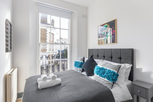 8BR Gem in Prime Location: Perfect for Group Stays