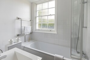 Hair dryer, towels, soap, toilet paper - 8BR Gem in Prime Location: Perfect for Group Stays (London)