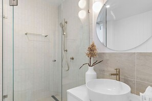 Hair dryer, towels - Riverfront Apartment 350m from Noosa Main Beach! (Noosa)