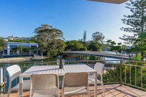Outdoor dining - Riverfront Apartment 350m from Noosa Main Beach! (Noosa)