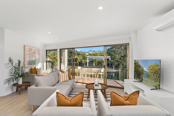 Smart TV, books - Riverfront Apartment 350m from Noosa Main Beach! (Noosa)