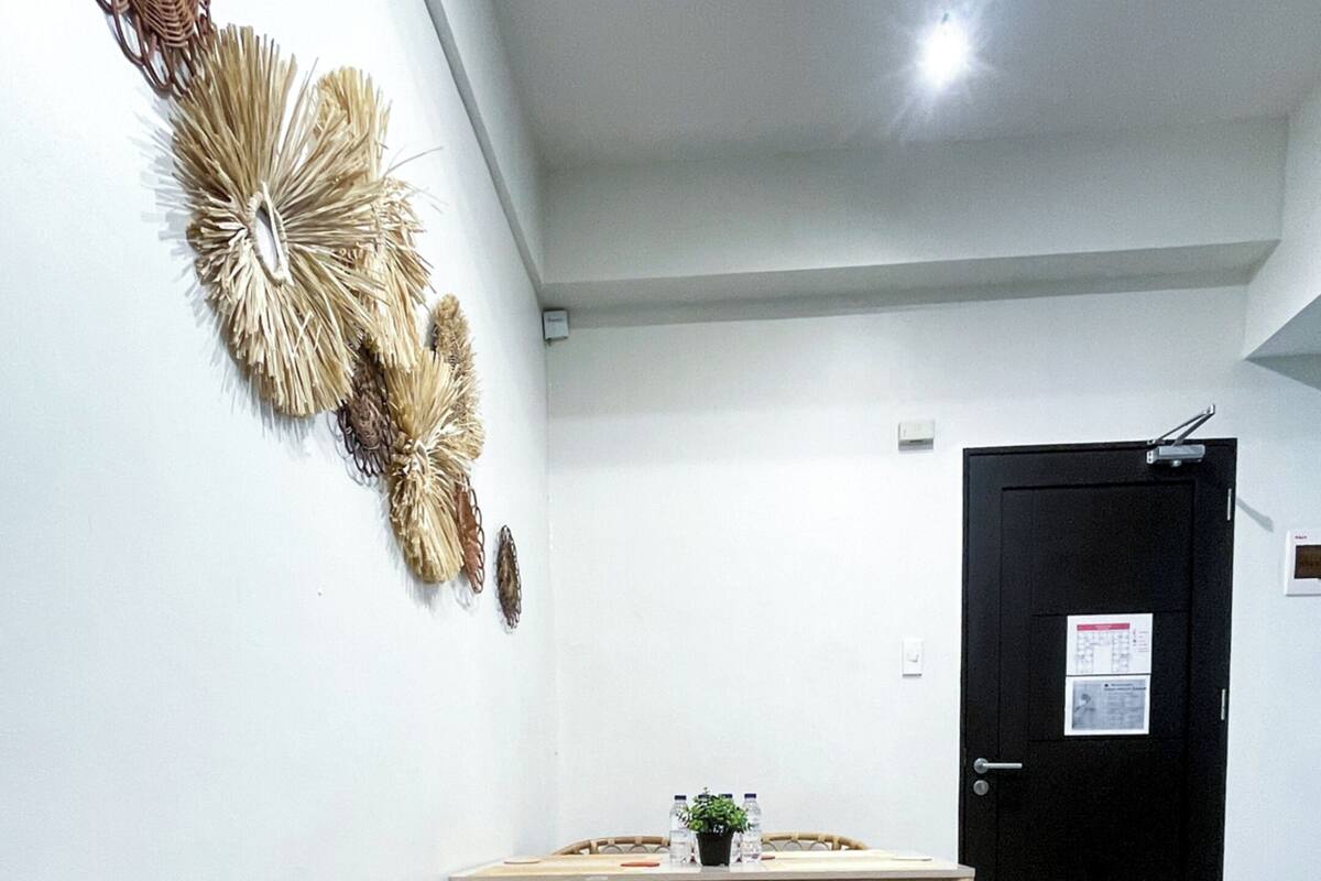 Condo Ville, 2 chambres, balcon | Salle de séjour | Téléviseur connecté de 32 po avec télévision numérique