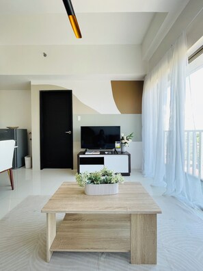 Apartamento Confort, 2 habitaciones, no fumadores, balcón | Sala de estar | Smart TV de 32 pulgadas con canales digitales