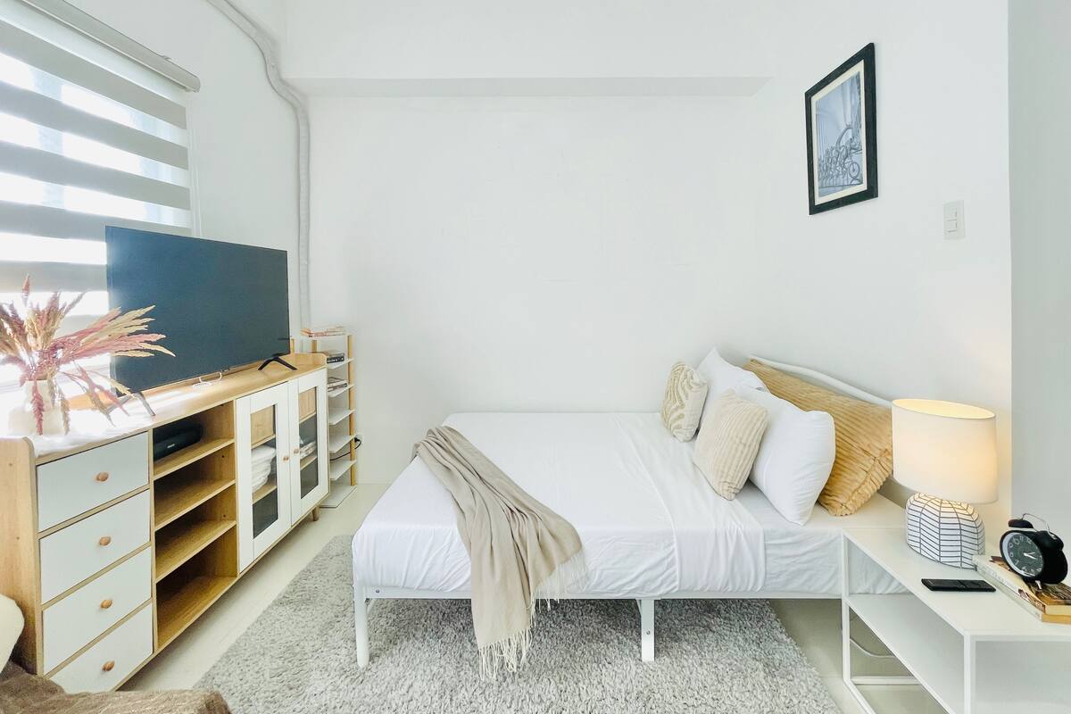 Signature Studio, 1 Queen Bed with Sofa bed, Pool Access, Poolside