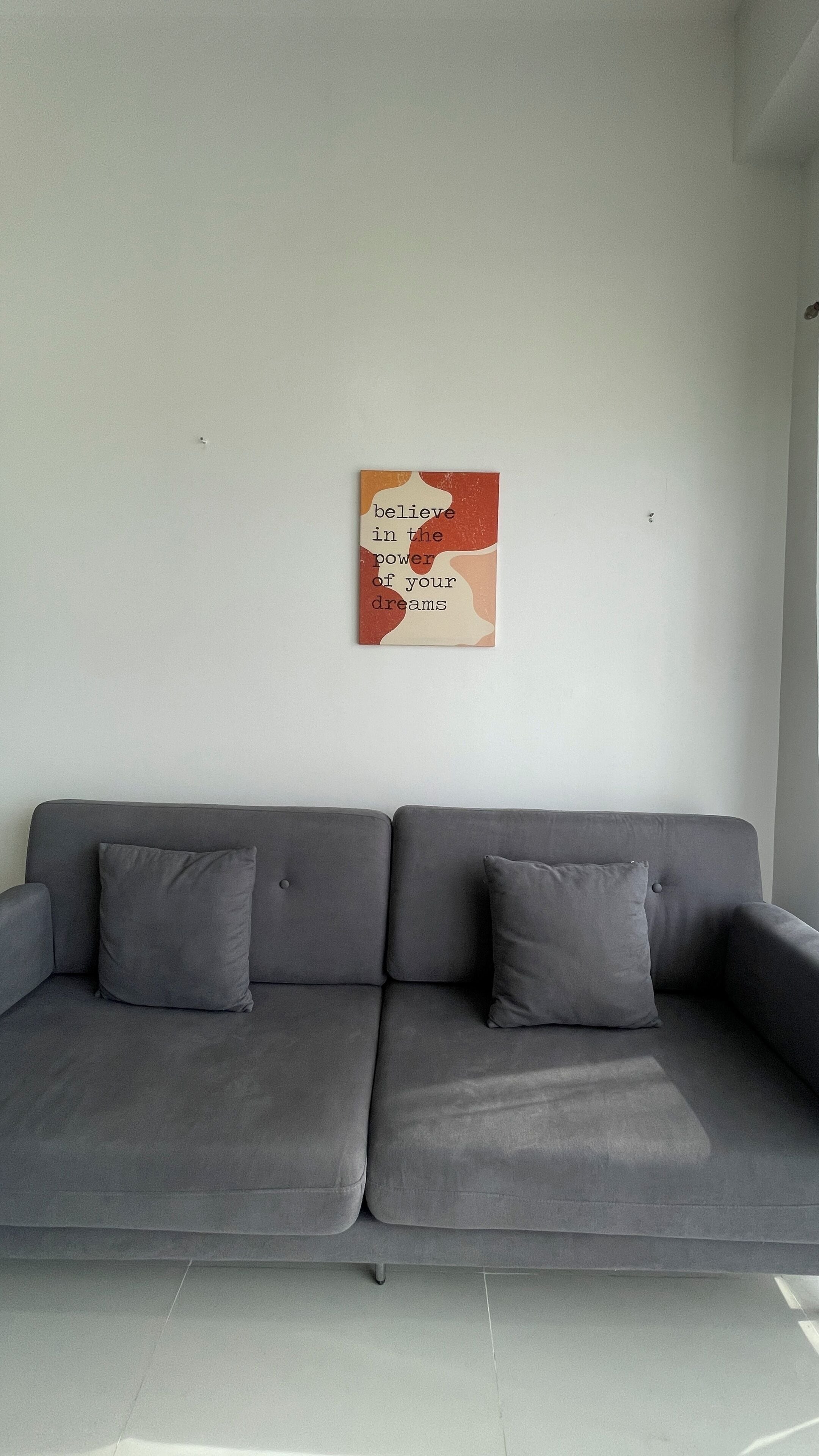 Eenvoudig appartement, 2 slaapkamers, balkon | Woonkamer | Een 32-inch smart-tv met digitale zenders