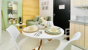 Standard Studio, Non Smoking, Balcony | In-room dining
