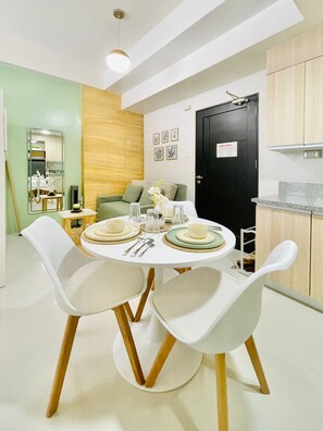 Estudio estándar, no fumadores, balcón | Servicio de comidas en la habitación