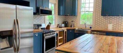 Jääkaappi, mikroaaltouuni, liesi, astianpesukone