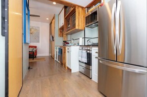 Réfrigérateur, four à micro-ondes, surface de cuisson, lave-vaisselle