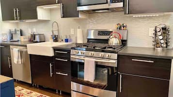 Réfrigérateur, micro-ondes, plaque de cuisson, lave-vaisselle