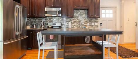 Geladeira, micro-ondas, cooktop, lava-louças