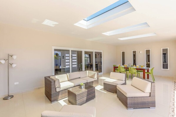 Outdoor dining - Villa Camila | Pool & Basketball Court by Lucha (Noord)