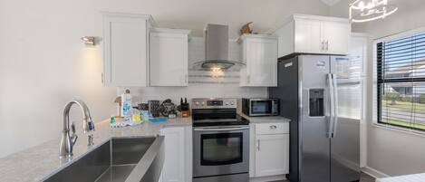 Apartamento Signature, 3 habitaciones, balcón, vistas al jardín | Cocina privada | Frigorífico, microondas, horno y placa de cocina
