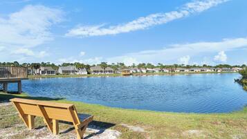 Condo Prestigio, 3 habitaciones, balcón, vista al jardín | Vista al lago