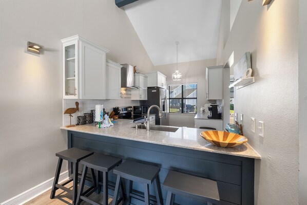 Condo com design assinado, 3 quartos, sacada, vista para o jardim | Cozinha privada | Geladeira, micro-ondas, fogão, cooktop