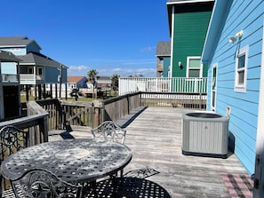 Outdoor dining - Seaside Solace - Quiet, Peaceful, Island Escape (Freeport)