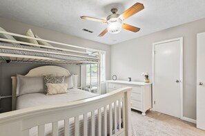 4 bedrooms, iron/ironing board, free WiFi, bed sheets - 4 bed/2 bath across from Sand Mountain Park (Albertville)