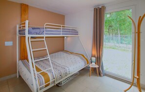 2 bedrooms, travel crib, free WiFi, bed sheets