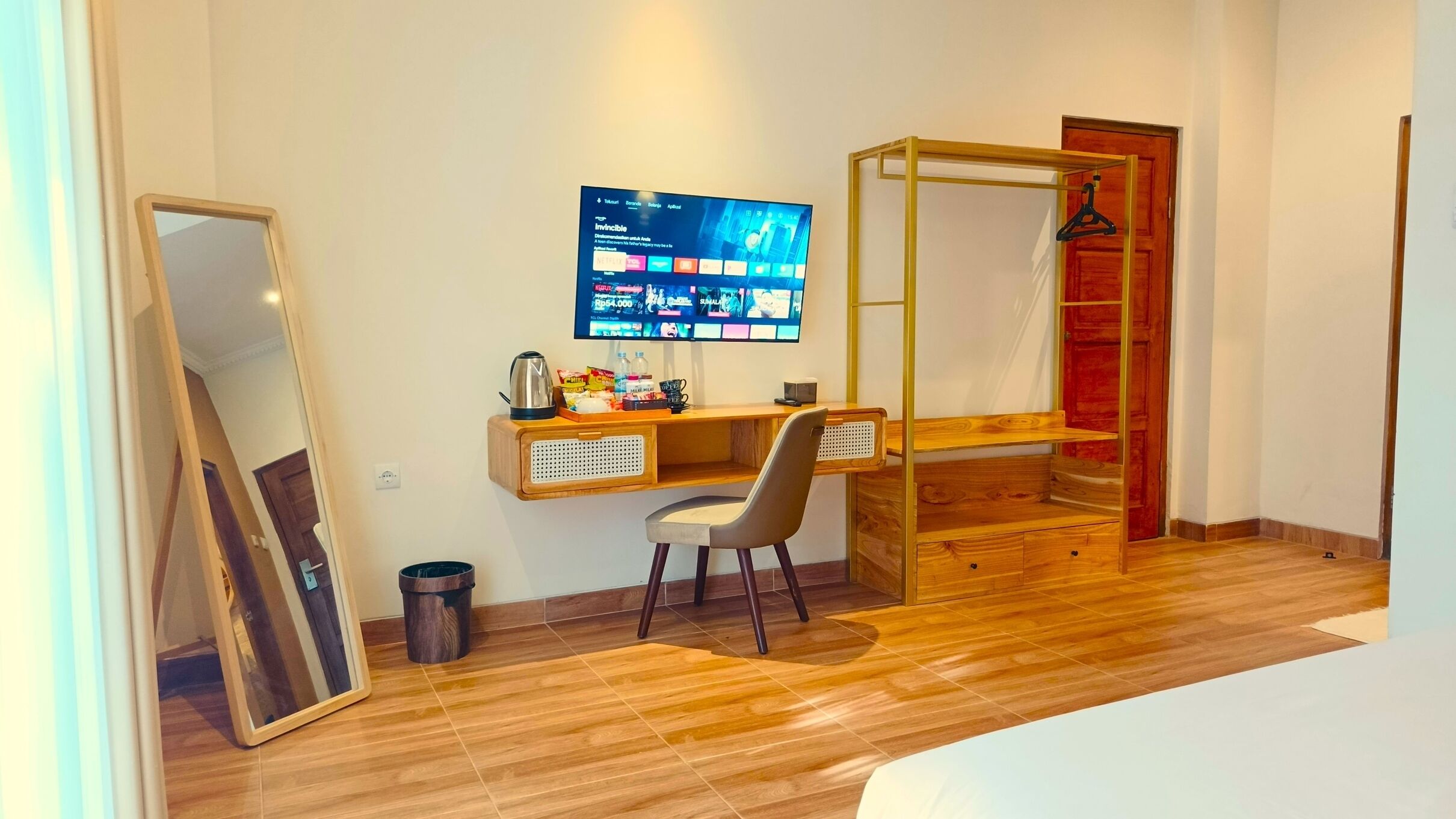 Superior tweepersoonskamer, 1 kingsize bed, niet-roken, uitzicht op zwembad | Een gratis minibar, een bureau, beddengoed