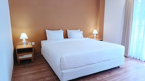 Chambre supérieure double, 1 très grand lit, non-fumeur, vue sur la piscine | Articles de minibar gratuits, bureau, literie fournie