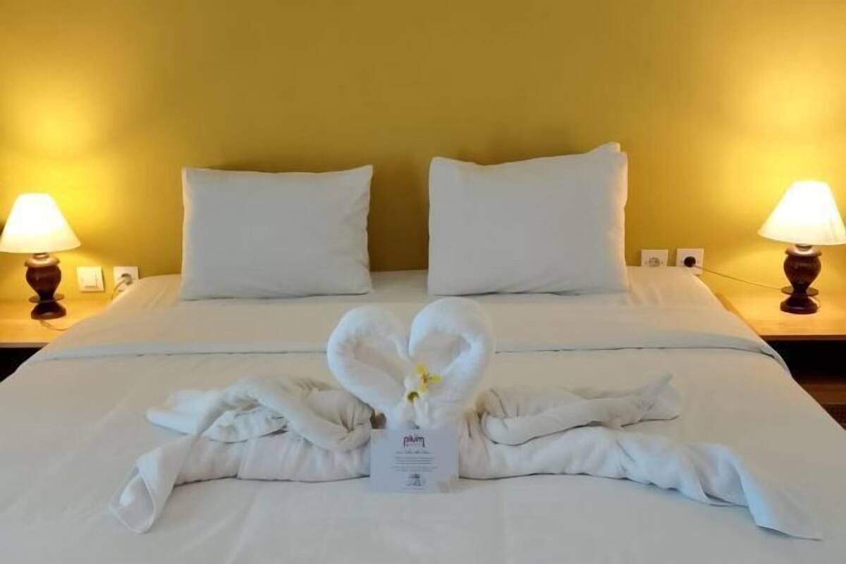 Free minibar, desk, bed sheets