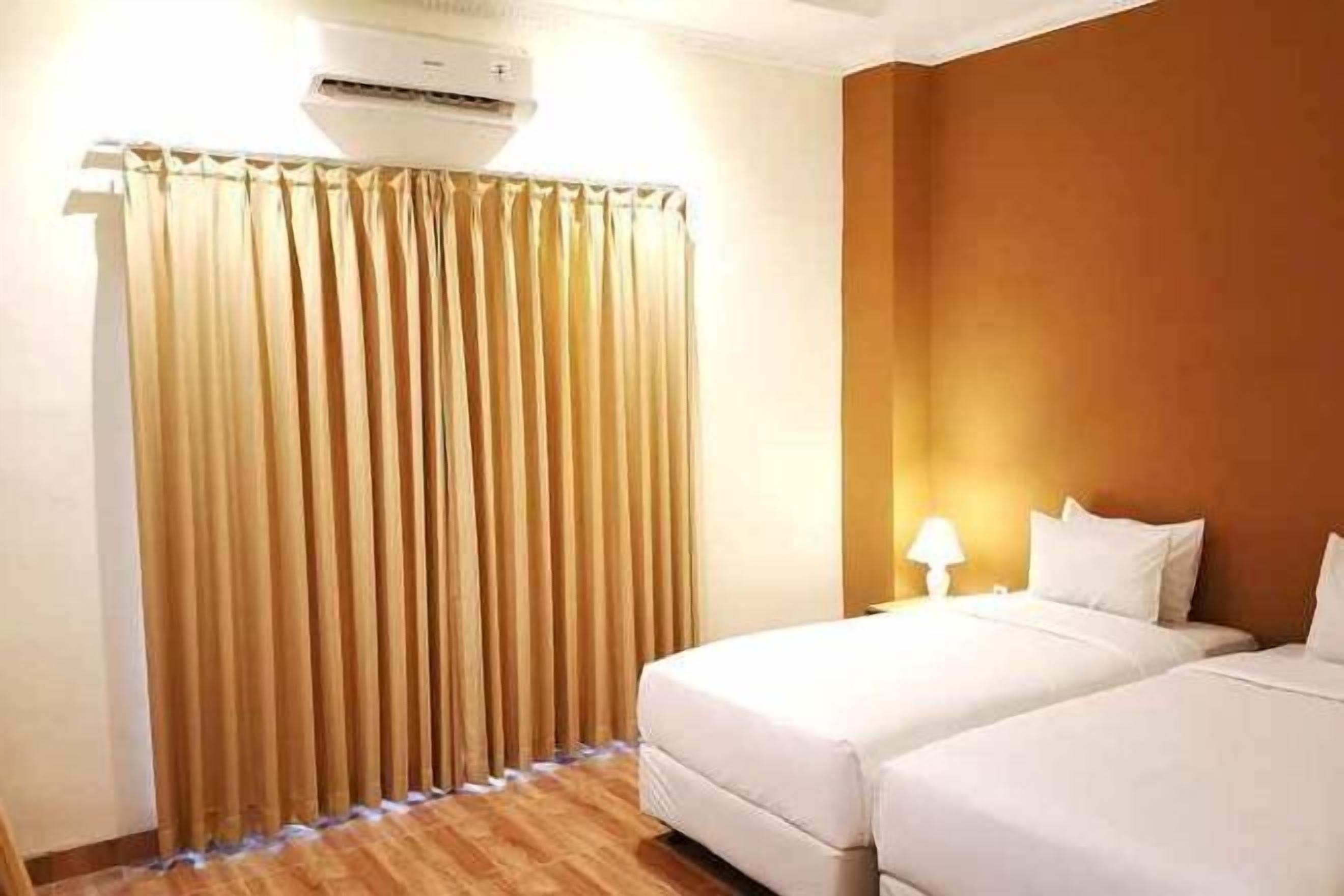 Free minibar, desk, bed sheets