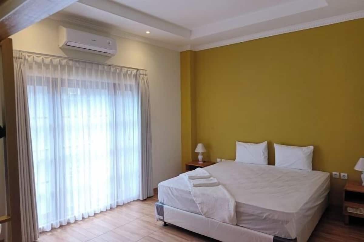 Free minibar, desk, bed sheets