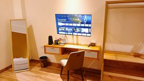 Minibar con artículos gratuitos, escritorio, ropa de cama