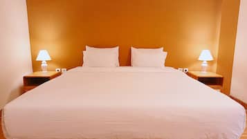 Superior Double Room, 1 Katil Raja (King), Non Smoking, Pool View | Bar mini percuma, meja, cadar katil