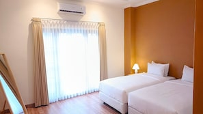 Free minibar, desk, bed sheets
