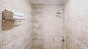 Een douche, gratis toiletartikelen, handdoeken, zeep