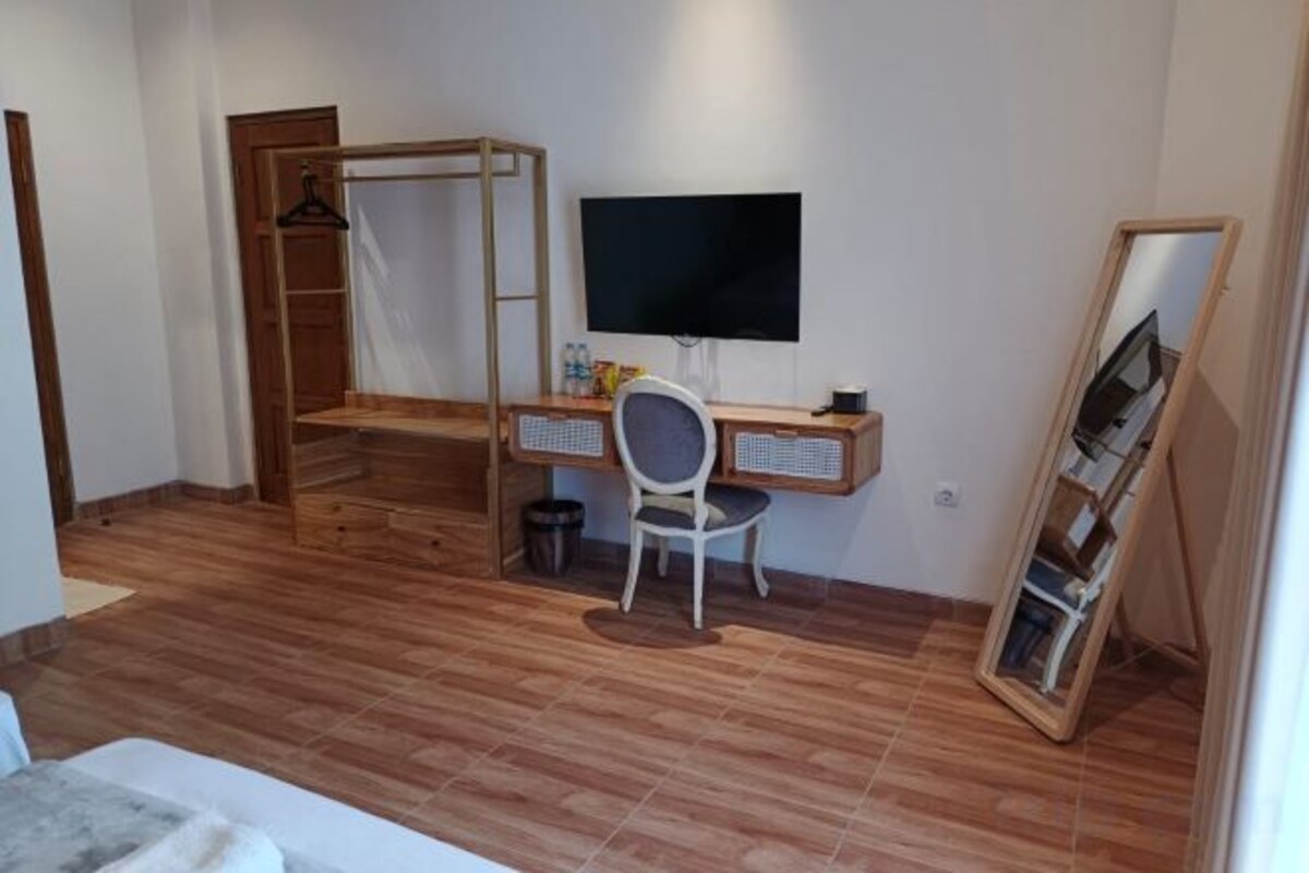 Minibar (free items), desk, bed sheets