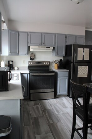 Refrigerador, microondas, horno y parrilla de estufa 