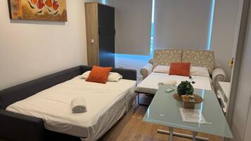 1 dormitorio, tabla de planchar con plancha, wifi gratis y ropa de cama
